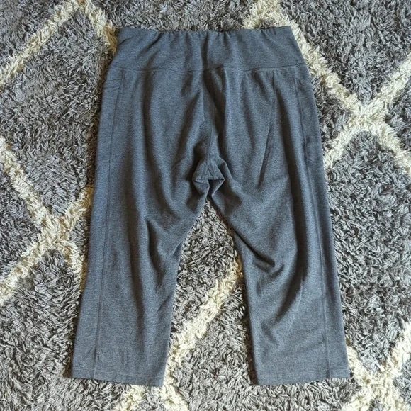 Athletic Works High Rise Gray Cropped Capri Leggings Phone Pocket Size Large - Picture 7 of 8